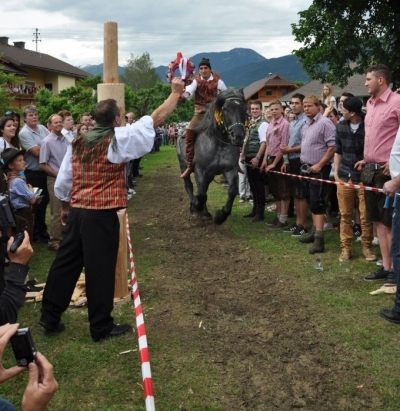 Gailtaler_Kirchtagsbrauchtum_Kufenstechen_1.jpg